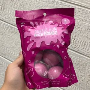 BUBBLE GUM BATHBOMBS